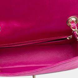 مملوكة مسبقًا حقيبة شانيل وردية مستطيلة صغيرة من الساتان بغطاء فردي