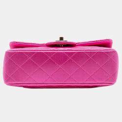 مملوكة مسبقًا حقيبة شانيل وردية مستطيلة صغيرة من الساتان بغطاء فردي