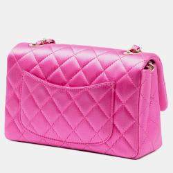 مملوكة مسبقًا حقيبة شانيل وردية مستطيلة صغيرة من الساتان بغطاء فردي