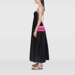 مملوكة مسبقًا حقيبة شانيل وردية مستطيلة صغيرة من الساتان بغطاء فردي