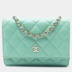 مملوكة مسبقًا محفظة على سلسلة شانيل خضراء مصغرة جلد حمل مبطن بشعار CC