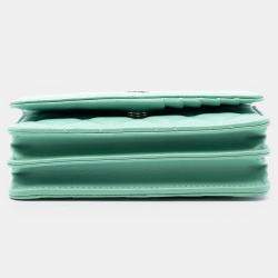 مملوكة مسبقًا محفظة على سلسلة شانيل خضراء مصغرة جلد حمل مبطن بشعار CC