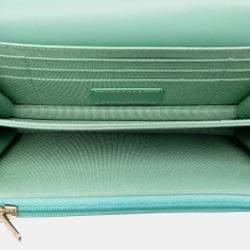 مملوكة مسبقًا محفظة على سلسلة شانيل خضراء مصغرة جلد حمل مبطن بشعار CC