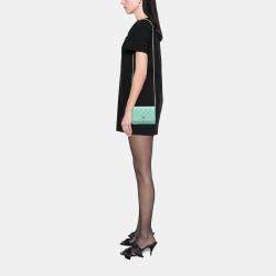 مملوكة مسبقًا محفظة على سلسلة شانيل خضراء مصغرة جلد حمل مبطن بشعار CC