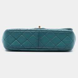 مملوكة مسبقًا حقيبة شانيل سي سي زرقاء مبطنة جلد الضأن شرق غرب ذات دنغيل واحد