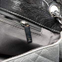 مملوكة مسبقًا حقيبة شانيل صغيرة رمادية سي سي مبطنة فينيل ميلروز متدرج فلاب