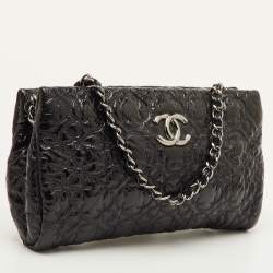 مملوكة مسبقًا Chanel CC Black Patent Leather Camellia Flower Chain Pochette Bag