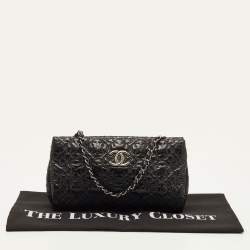 مملوكة مسبقًا Chanel CC Black Patent Leather Camellia Flower Chain Pochette Bag