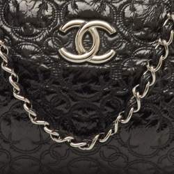 مملوكة مسبقًا Chanel CC Black Patent Leather Camellia Flower Chain Pochette Bag