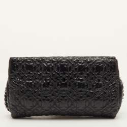 مملوكة مسبقًا Chanel CC Black Patent Leather Camellia Flower Chain Pochette Bag