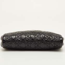 مملوكة مسبقًا Chanel CC Black Patent Leather Camellia Flower Chain Pochette Bag