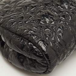 مملوكة مسبقًا Chanel CC Black Patent Leather Camellia Flower Chain Pochette Bag