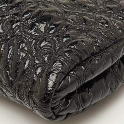 مملوكة مسبقًا Chanel CC Black Patent Leather Camellia Flower Chain Pochette Bag