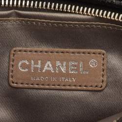 مملوكة مسبقًا Chanel CC Black Patent Leather Camellia Flower Chain Pochette Bag