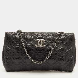 مملوكة مسبقًا Chanel CC Black Patent Leather Camellia Flower Chain Pochette Bag