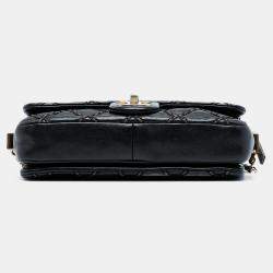 مملوكة مسبقًا حقيبة قلاب شانيل صغيرة باريس دالاس من جلد العجل المبطن بخياطة أنيقة سوداء