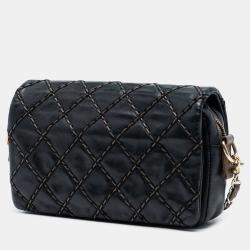 مملوكة مسبقًا حقيبة قلاب شانيل صغيرة باريس دالاس من جلد العجل المبطن بخياطة أنيقة سوداء