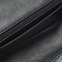 مملوكة مسبقًا حقيبة شانيل سويدي شيفرون رصاصي لامع سي سي مربعة بقلاب  صغيرة