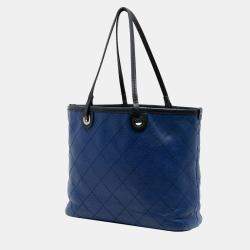 مملوكة مسبقًا حقيبة يد شانيل شوبينج فيفر مبطنة كافيار سوداء زرقاء