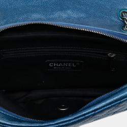 مملوكة مسبقًا Chanel Blue Medium Quilted Iridescent Caviar Easy Flap