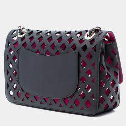 مملوكة مسبقًا حقيبة شانيـل بطية جلد عجل مثقبة كبيرة سوداء بنمط شفاف