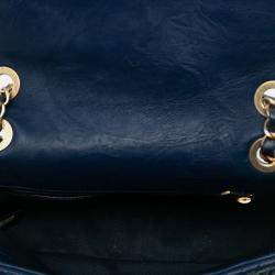 مملوكة مسبقًا حقيبة شانيل ميدالية تشارم صغيرة شيفرون جلد العجل مجعدة زرقاء لرفرف سربيك