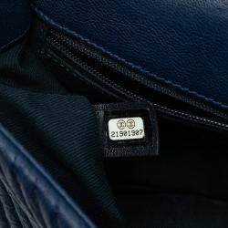 مملوكة مسبقًا حقيبة شانيل ميدالية تشارم صغيرة شيفرون جلد العجل مجعدة زرقاء لرفرف سربيك