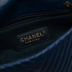 مملوكة مسبقًا حقيبة شانيل ميدالية تشارم صغيرة شيفرون جلد العجل مجعدة زرقاء لرفرف سربيك