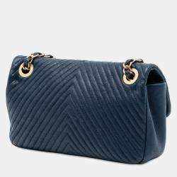 مملوكة مسبقًا حقيبة شانيل ميدالية تشارم صغيرة شيفرون جلد العجل مجعدة زرقاء لرفرف سربيك