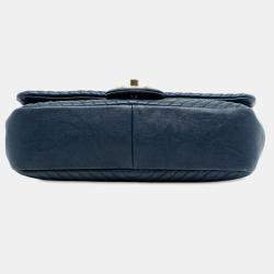 مملوكة مسبقًا حقيبة شانيل ميدالية تشارم صغيرة شيفرون جلد العجل مجعدة زرقاء لرفرف سربيك