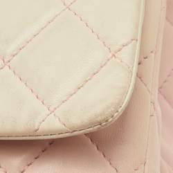 مملوكة مسبقًا حقيبة شانيل فلاپ جلد مبطن وردي/كريم 227 إعادة إصدار 2.55 