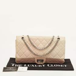 مملوكة مسبقًا حقيبة شانيل فلاپ جلد مبطن وردي/كريم 227 إعادة إصدار 2.55 