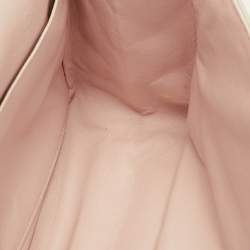 مملوكة مسبقًا حقيبة شانيل فلاپ جلد مبطن وردي/كريم 227 إعادة إصدار 2.55 