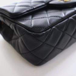 مملوكة مسبقًا حقيبة شانييل رفرف لؤلؤة مستطيلة صغيرة جلد الخروف