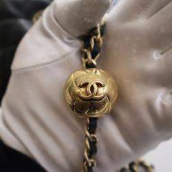 مملوكة مسبقًا حقيبة شانييل رفرف لؤلؤة مستطيلة صغيرة جلد الخروف