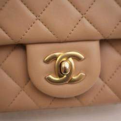مملوكة مسبقًا حقيبة شانيل صغيرة لامبسكين بمربعات وغطاء لؤلؤي مطحون