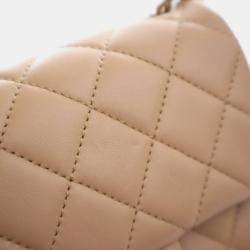 مملوكة مسبقًا حقيبة شانيل صغيرة لامبسكين بمربعات وغطاء لؤلؤي مطحون