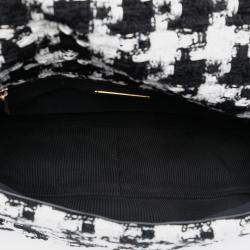 Pre Owned حقيبة شانيل تويد شارول 19 كبيرة بنقشة سن الكلب بالأبيض والأسود