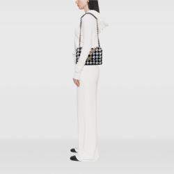 Pre Owned حقيبة شانيل تويد شارول 19 كبيرة بنقشة سن الكلب بالأبيض والأسود