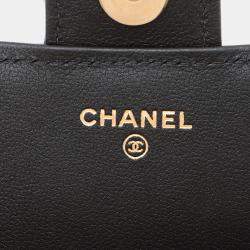 مملوكة مسبقًا Chanel Black CC Quilted Patent Top Handle Phone Holder with Chain
