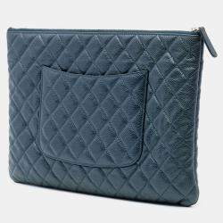 مملوكة مسبقًا Chanel Blue Large Quilted Caviar O Case Clutch
