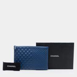 مملوكة مسبقًا Chanel Blue CC Bi Quilted Lambskin O Case Clutch