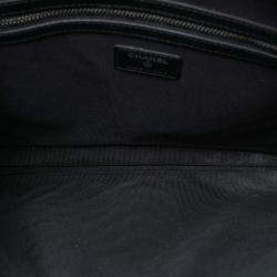 مملوكة مسبقًا حقيبة كلتش شانيل "CC" كبيرة جلد مزخرف ناعم أرجواني متعرج 