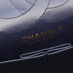 مملوكة مسبقًا حقيبة كتف شانيل 2.55 ماتلاسيه غطاء مزدوج جلد أزرق كحلي