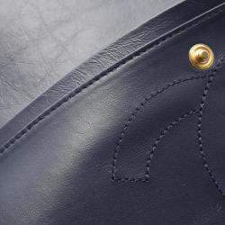 مملوكة مسبقًا حقيبة كتف شانيل 2.55 ماتلاسيه غطاء مزدوج جلد أزرق كحلي