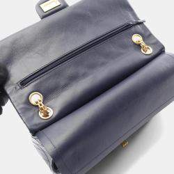 مملوكة مسبقًا حقيبة كتف شانيل 2.55 ماتلاسيه غطاء مزدوج جلد أزرق كحلي