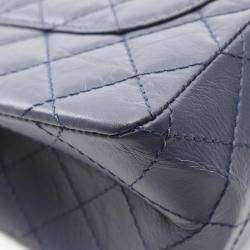 مملوكة مسبقًا حقيبة كتف شانيل 2.55 ماتلاسيه غطاء مزدوج جلد أزرق كحلي