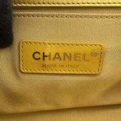 مملوكة مسبقًا حقيبة كتف بسلسلة شانيل بوي جلد منقوش بشعار "كوكو"