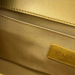 مملوكة مسبقًا حقيبة كتف بسلسلة شانيل بوي جلد منقوش بشعار "كوكو"