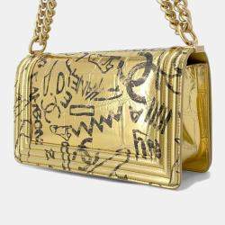 مملوكة مسبقًا حقيبة كتف بسلسلة شانيل بوي جلد منقوش بشعار "كوكو"